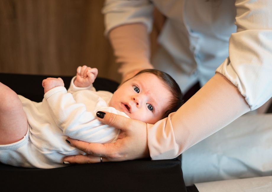 Quiropraxia pediátrica auxilia no desenvolvimento do bebê